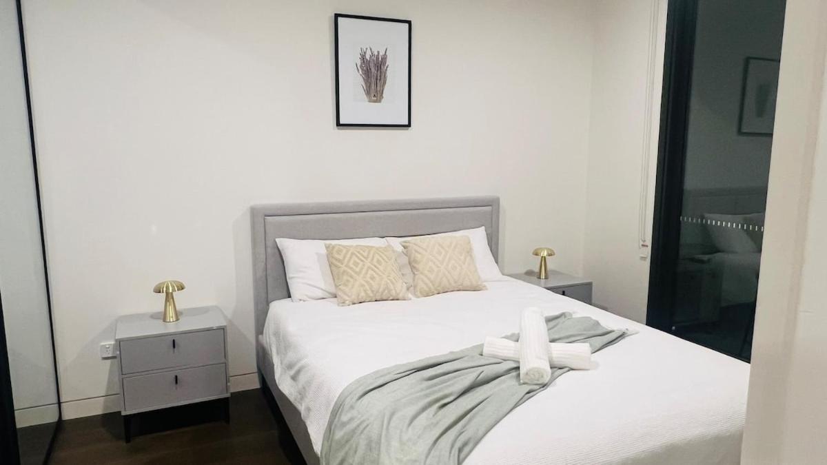 Spacious Pool View Apt In Olympic Park Sydney