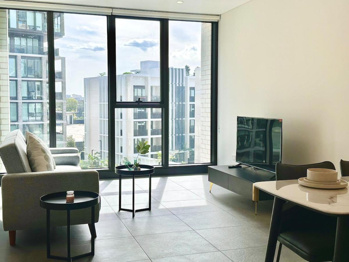 Spacious Pool View Apt In Olympic Park *