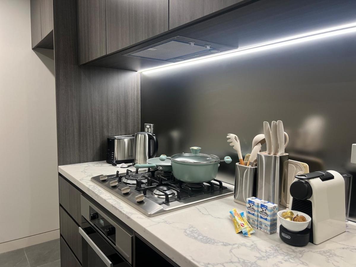 Spacious Pool View Apt In Olympic Park Sydney