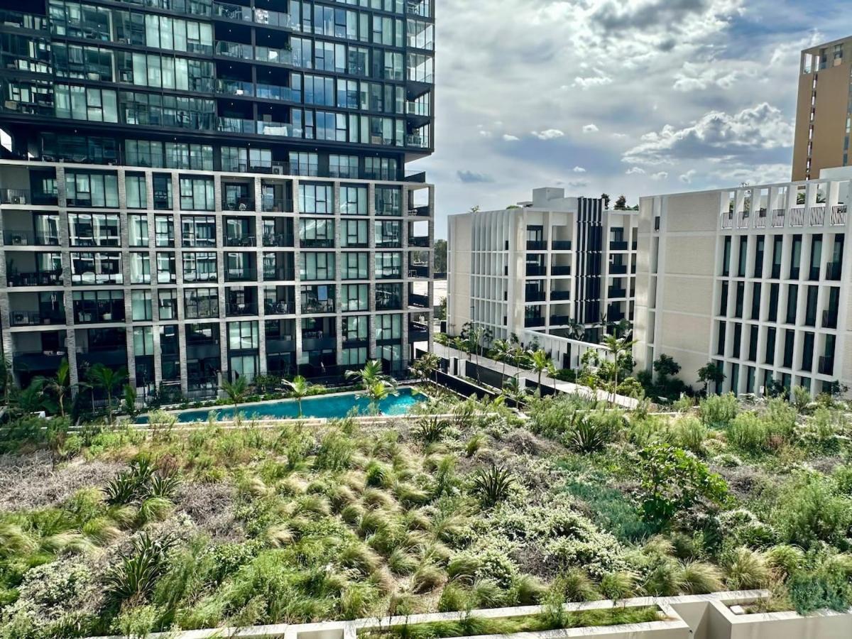 Spacious Pool View Apt In Olympic Park *